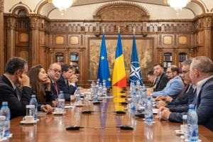 După două milenii de frământări istorice, migraţii, imperii, războaie, uniri, dezmembrări, dictaturi, tranziţii şi integrări, răspunsul pare să fi venit de la Grupul de Reflecţie Strategică „România în UE”, care a oferit Administraţiei Prezidenţiale raportul „Identitate naţională, identitate europeană şi provocarea populismului”, publicat ieri de instituţie. Potrivit concluziilor sale, suntem latini, creştini, occidentali, europeni, ospitalieri, puţin fatalişti, foarte adaptabili şi, mai nou, profund energetici.